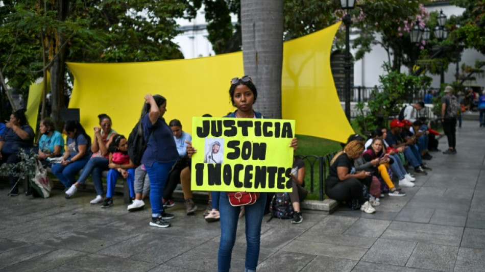 "Fueron enga&ntilde;ados", protestan familiares de venezolanos deportados a El Salvador 