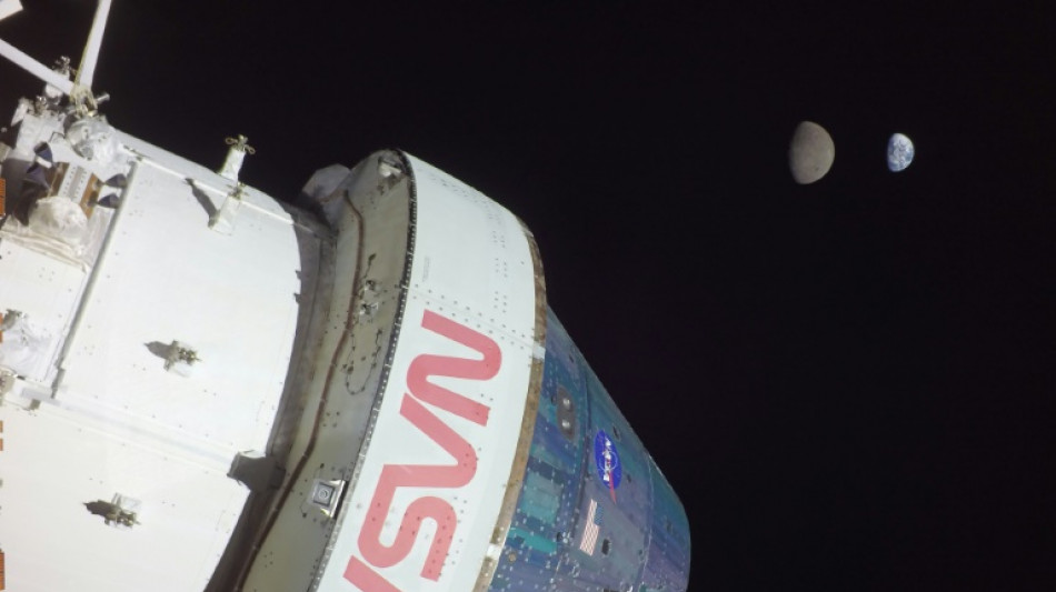 Le vaisseau Orion revient sur Terre apr&egrave;s son voyage autour de la Lune