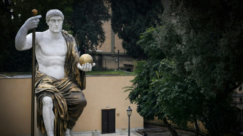 Est&aacute;tua colossal de Constantino &eacute; reconstru&iacute;da em Roma